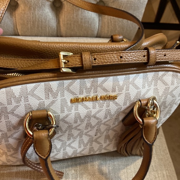 Michael Kors EUC Vanilla Bedford Satchel w/Multiple Pockets & Dust Bag - Picture 7 of 17